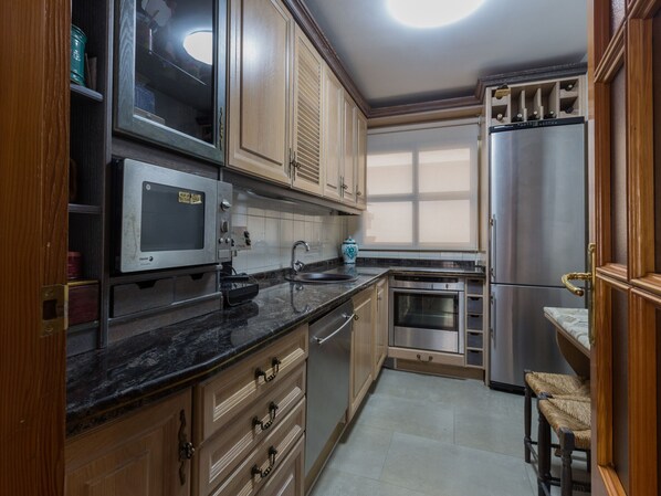 Réfrigérateur, four à micro-ondes, un four, lave-vaisselle