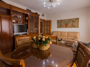 Living area - Charming Apartment in Historical Center Near Granada Cathedral (Granada)