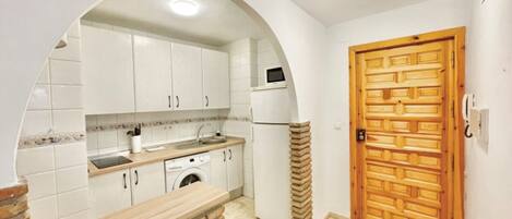 Réfrigérateur, micro-ondes, cafetière/bouilloire, grille-pain