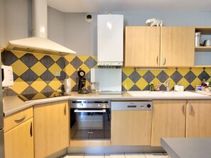 Réfrigérateur, four à micro-ondes, un four, lave-vaisselle