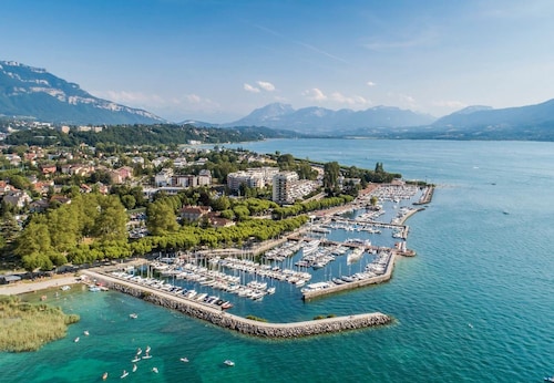 Appartement T3 avec terrasse, garage et wifi à Aix-les-Bains