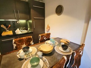 Kühlschrank, Mikrowelle, Geschirrspüler, Toaster