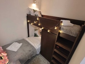 1 chambre, fer et planche Ă repasser