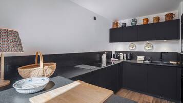 Een koelkast, een microgolfoven, een oven, een vaatwasser