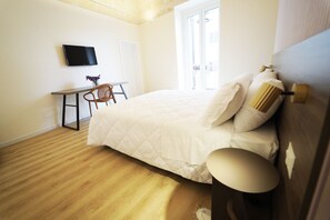 مكتب وواي فاي وملاءات أسرّة