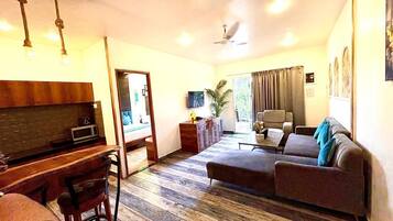 Senior Suite | Living room | 32-inch flat-screen TV with cable channels