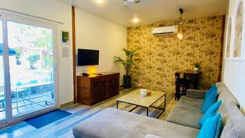 Luxury Suite | Living room | 32-inch flat-screen TV with cable channels