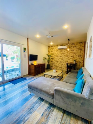 Luxury Suite | Ruang tamu | 32 inci televisyen skrin rata dengan kabel
