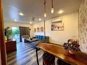Senior Suite | Living room | 32-inch flat-screen TV with cable channels - Respira Villaas (Calangute)