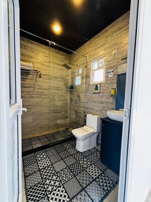 Room, 1 Double Bed | Bathroom | Free toiletries, towels, shampoo, toilet paper