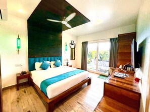 Senior Suite | Egyptian cotton sheets, premium bedding, memory foam beds, minibar - Respira Villaas (Calangute)