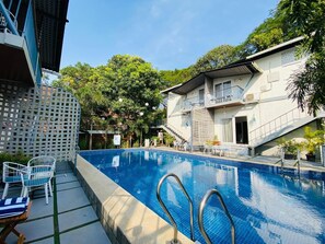 3 座室內游泳池