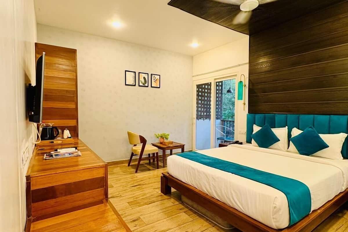 Luxury Suite | Egyptian cotton sheets, premium bedding, memory foam beds, minibar