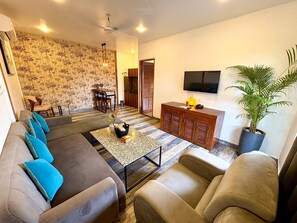 Suite sènior | Sala d'estar | Televisor de pantalla plana de 32 polzades amb canals per cable