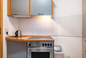 Een koelkast, een magnetron, een oven, een kookplaat