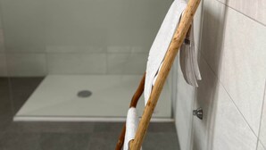 A shower area with a glass door, a wooden towel rack, and a shower floor. - Stanza d'epoca (Volta Mantovana) Stanza in dimora two steps from Lake Garda (Volta Mantovana)