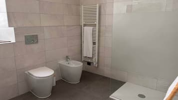 Asciugacapelli, asciugamani, sapone, shampoo