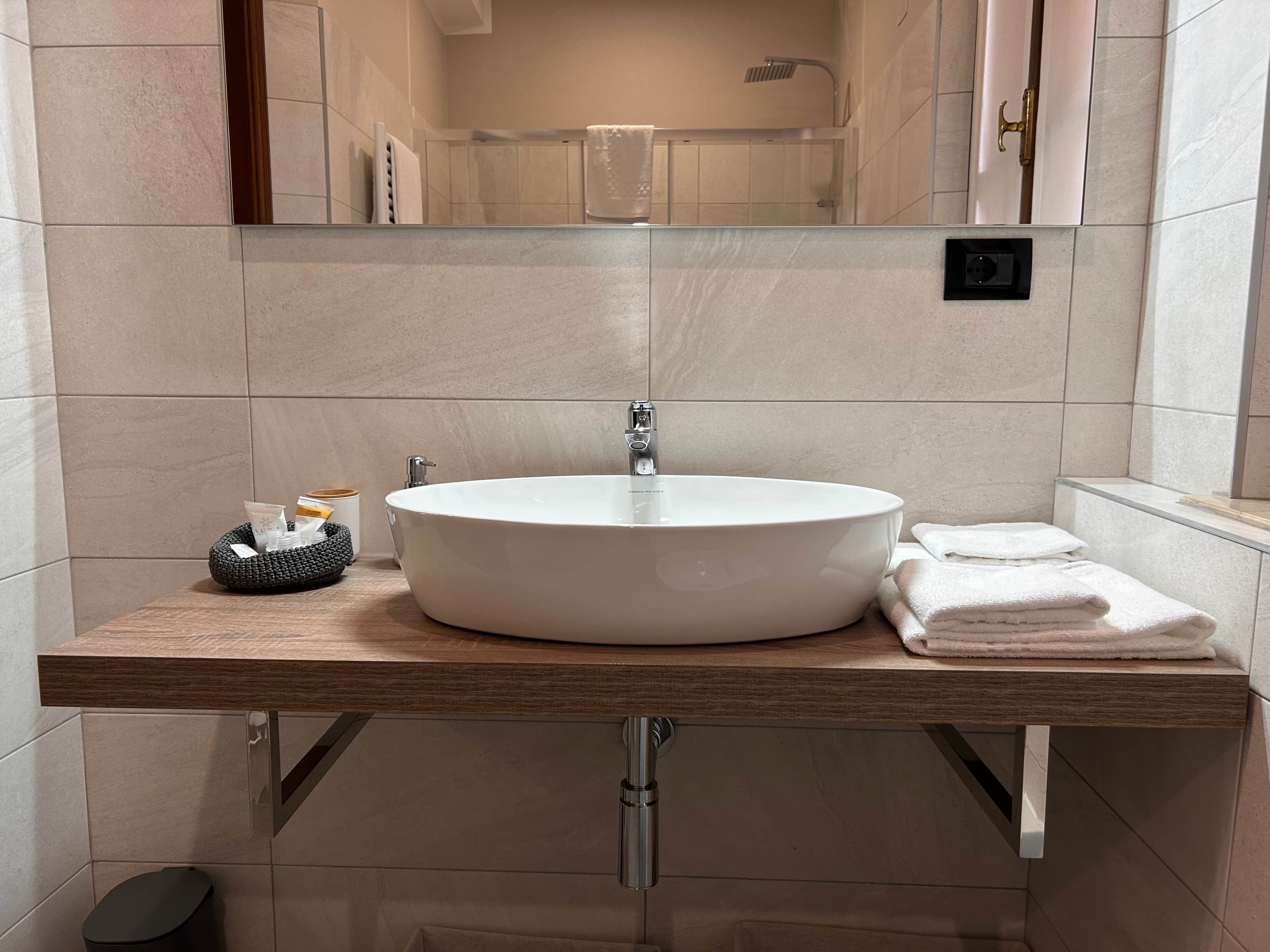 Haartrockner, Handtücher, Seife, Shampoo