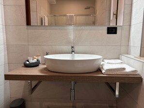 Sèche-cheveux, serviettes fournies, savon, shampoing