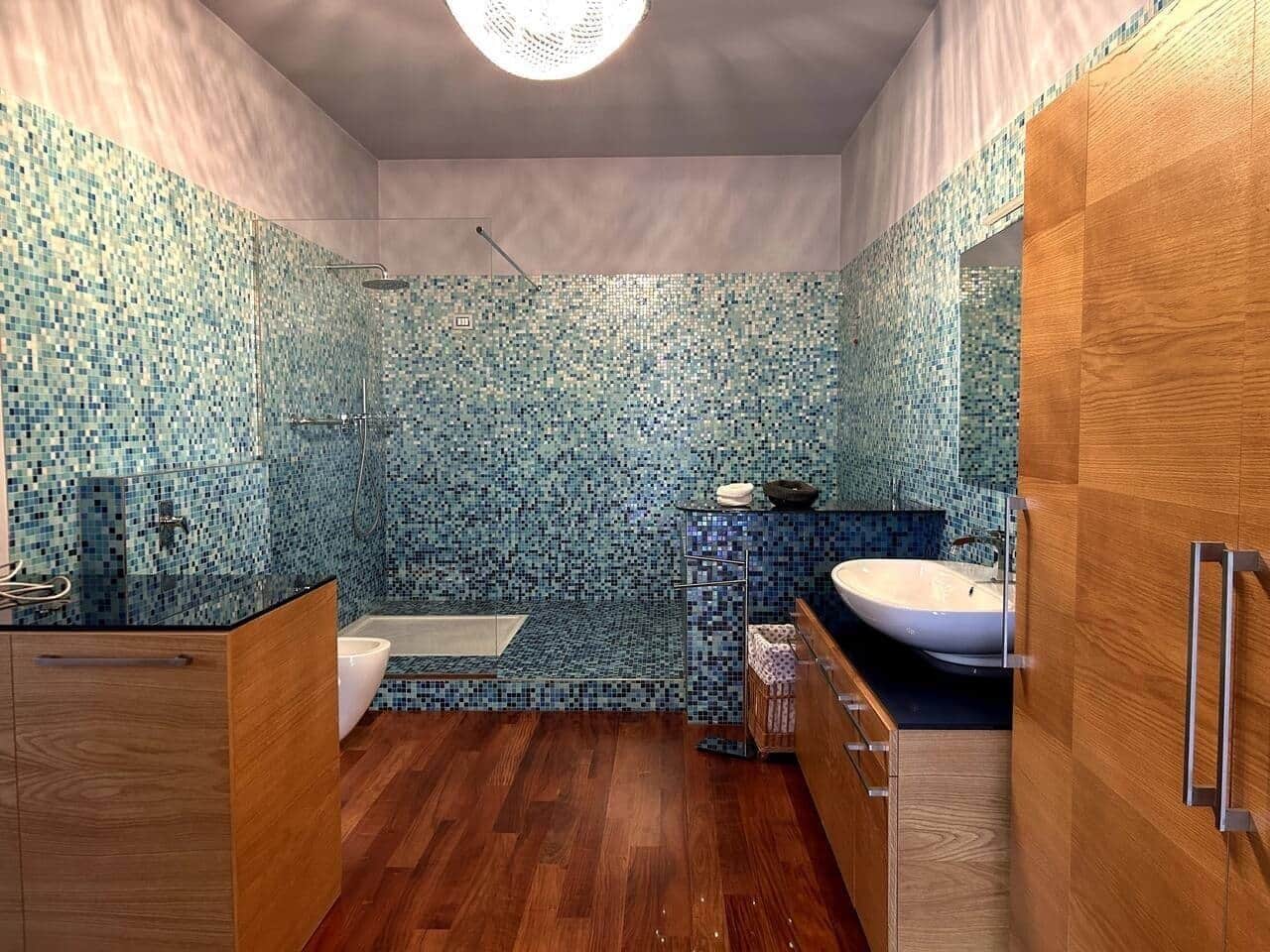 Haartrockner, Handtücher, Seife, Shampoo