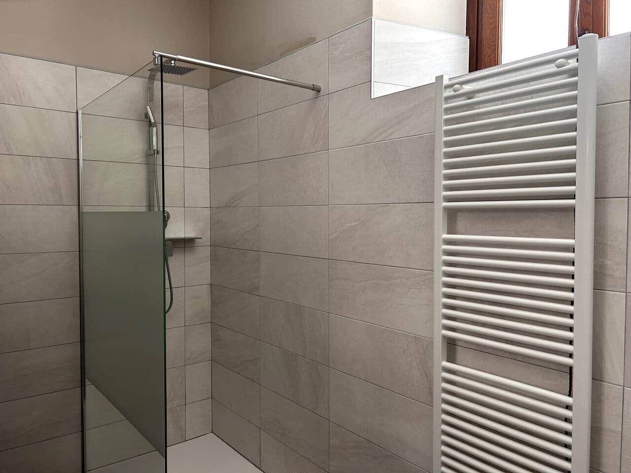 Asciugacapelli, asciugamani, sapone, shampoo