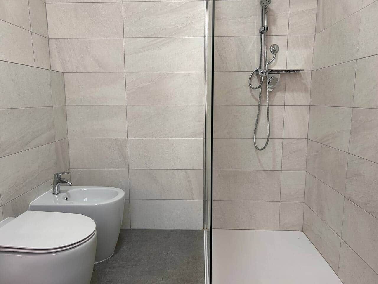 Haartrockner, Handtücher, Seife, Shampoo