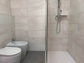 Sèche-cheveux, serviettes fournies, savon, shampoing