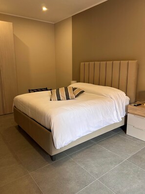 1 chambre, coffres-forts dans les chambres, fer et planche à repasser