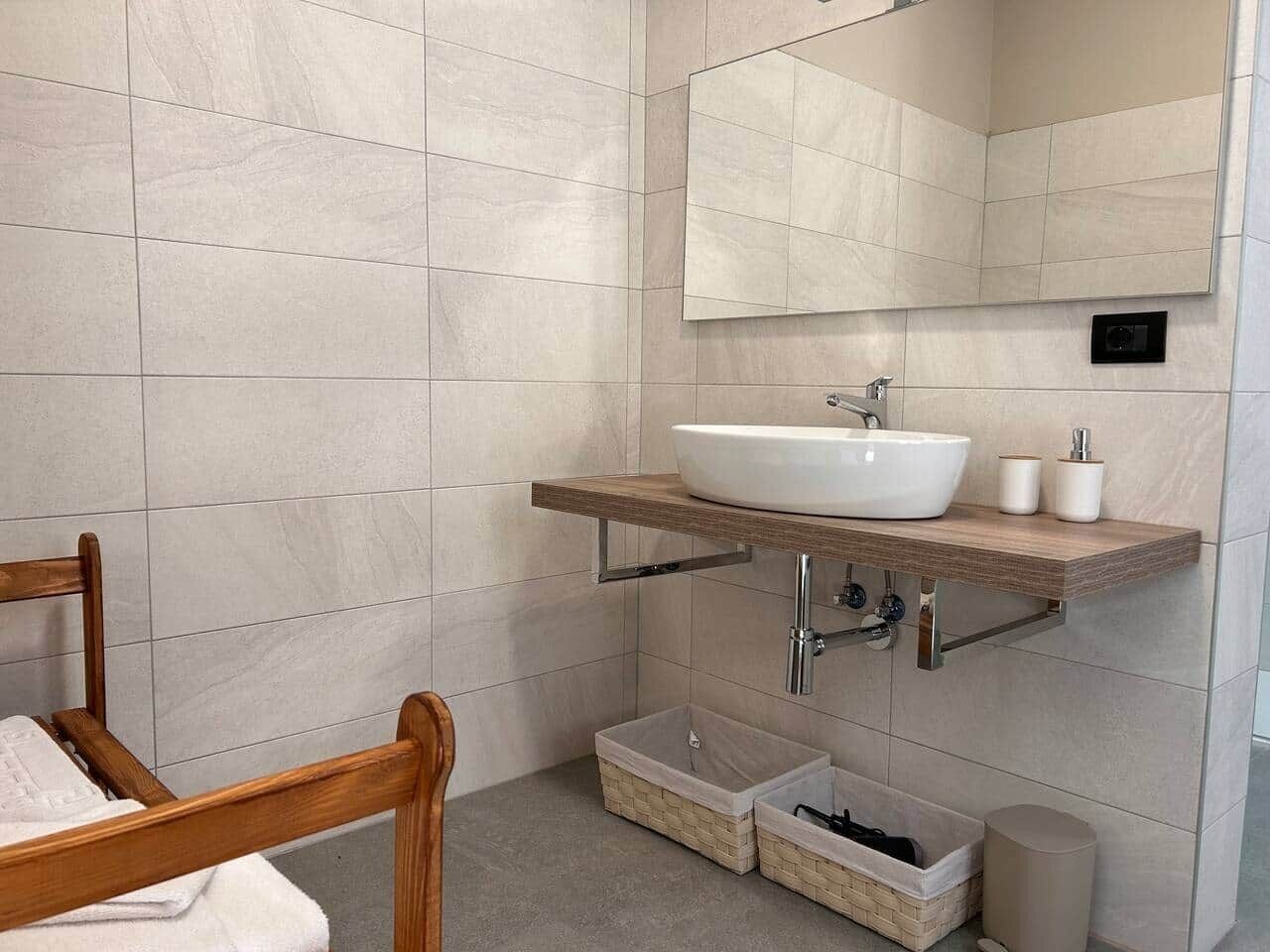 Haartrockner, Handtücher, Seife, Shampoo