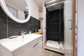 Chuveiro, secador de cabelo, toalhas de banho 