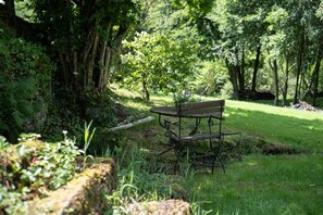 Outdoor dining - Holiday Home 'Charming Gîte Le 1681 Xl' with Wi-Fi (GIRANCOURT)