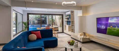 Een televisie en boeken