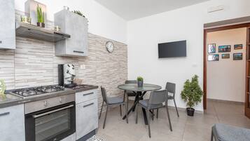 Réfrigérateur, four, plaque de cuisson, cafetiÚre/bouilloire