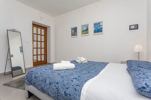 2 habitaciones, tabla de planchar con plancha, wifi y ropa de cama 