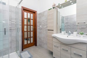 Regadera, amenidades de baño gratuitas, secadora de cabello, batas 