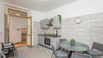 Fridge, oven, stovetop, coffee/tea maker