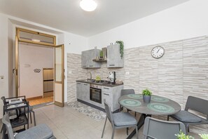 Kühlschrank, Ofen, Herdplatte, Wasserkocher mit Kaffee-/Teezubehör