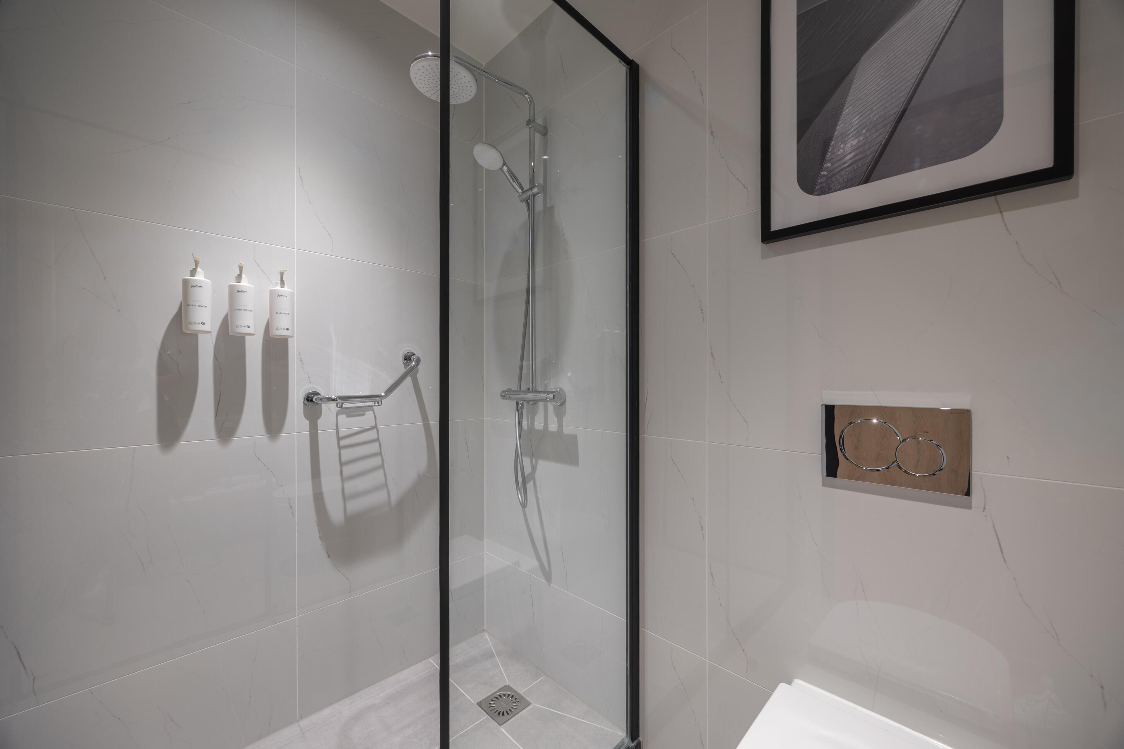 Regadera, regadera tipo lluvia, amenidades de baño gratuitas 