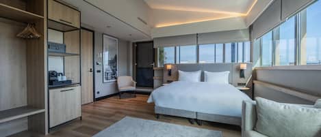 Executive Room, Jetted Tub (Terrace) | Minibar, soundproofing, iron/ironing board, cots/infant beds