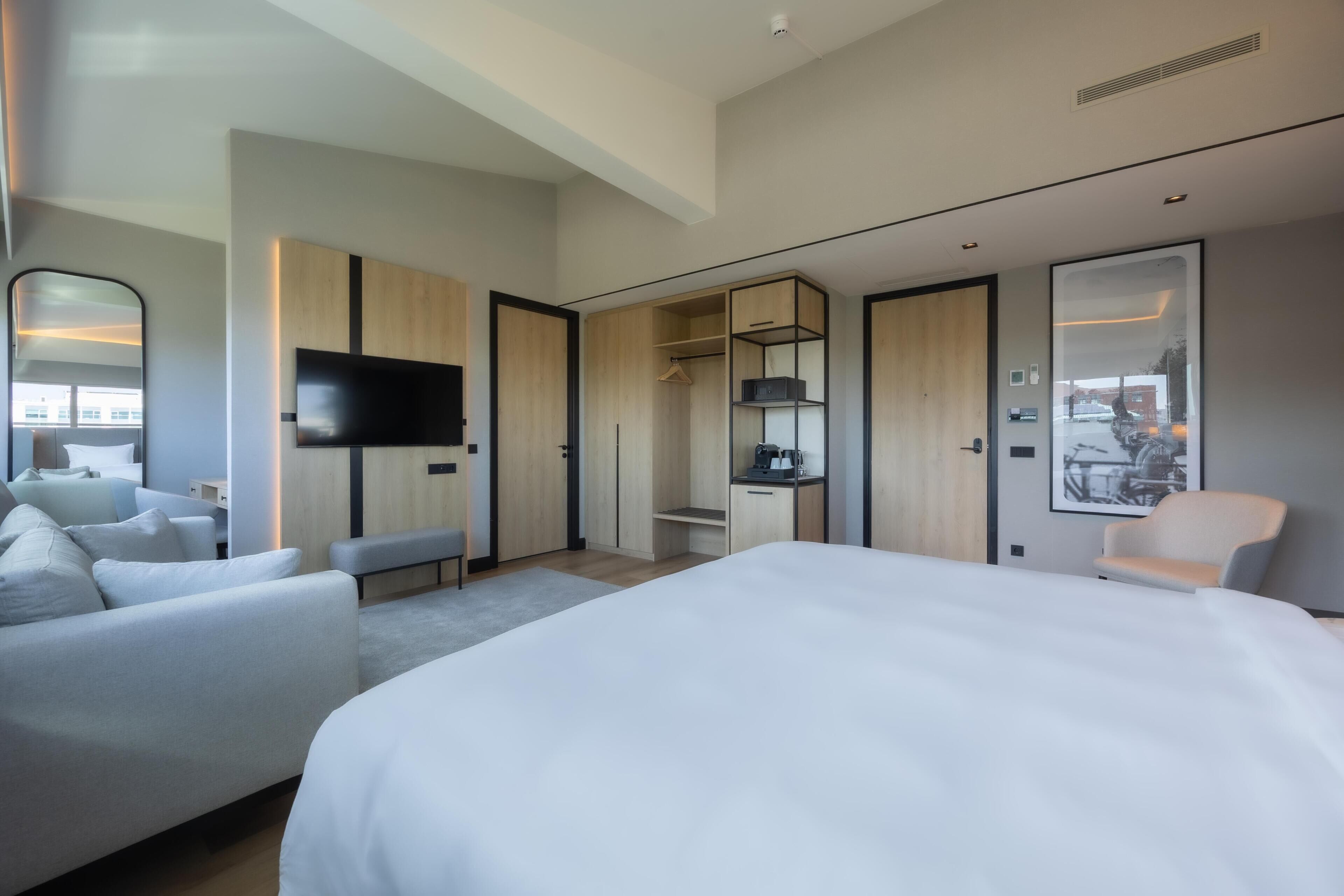 Minibar, sistema de insonorización y tabla de planchar con plancha 
