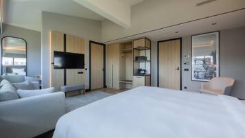 Minibar, sistema de insonorización y tabla de planchar con plancha