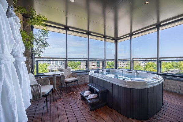 Executive Room, Jetted Tub (Terrace) | Minibar, soundproofing, iron/ironing board, cots/infant beds - Radisson Hotel Amsterdam Airport Schiphol Hoofddorp (Hoofddorp)