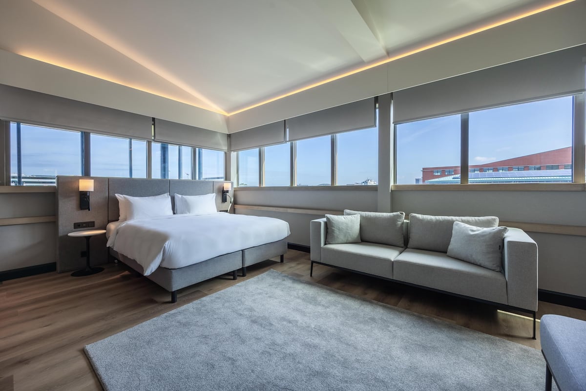 Executive Room, Jetted Tub (Terrace) | Minibar, soundproofing, iron/ironing board, cots/infant beds