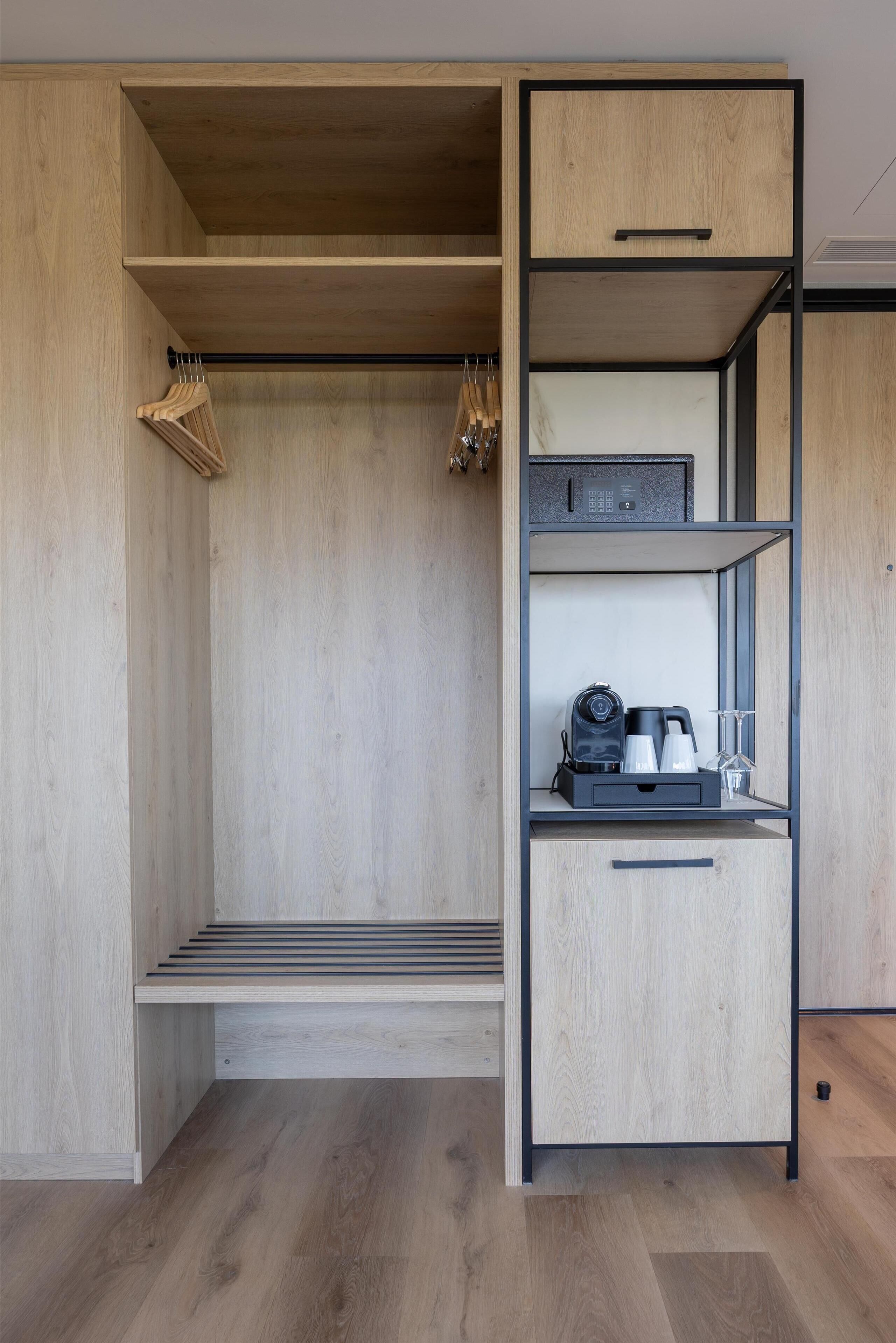 Minibar, insonorización, tabla de planchar con plancha y cunas 