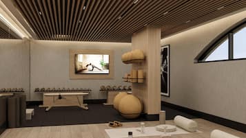 Un moderno spa con techo de madera, un espejo grande, pelotas de ejercicios y una colchoneta de yoga.