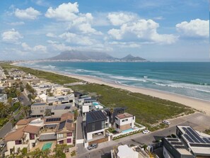 Una spiaggia nelle vicinanze