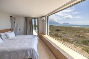 Desk, iron/ironing board, WiFi, bed sheets - Ocean 9 - Beachfront Lodge (Cape Town)