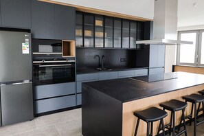 Fridge, stovetop, dishwasher, cookware/dishes/utensils