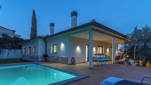 A modern house with a swimming pool, covered patio, and outdoor dining area. - Jouvacations Villa Rodil (Figueres)
