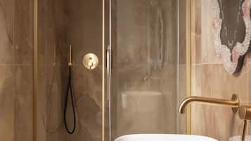 Chambre Double Supérieure, vue canal | Salle de bain | Sèche-cheveux, serviettes fournies, savon, shampoing